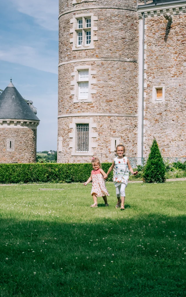 Fillettes devant le Musée Château de Villevêque