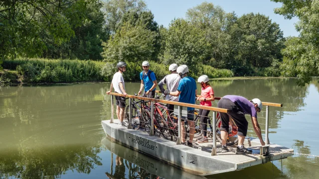 Cyclistes sur le bac de la Rochefoulques