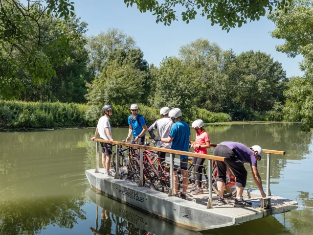 Cyclistes sur le bac de la Rochefoulques