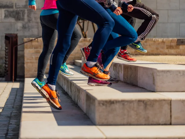 Plan serré jambes de coureurs à pied