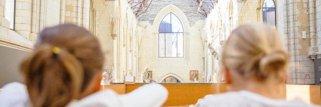 Deux petites filles assises dans la Galerie David d'Angers