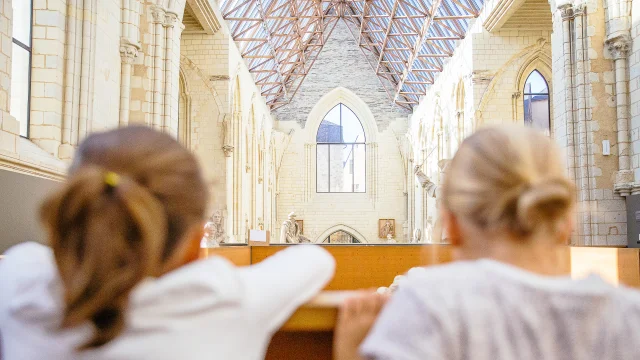 Deux petites filles assises dans la Galerie David d'Angers