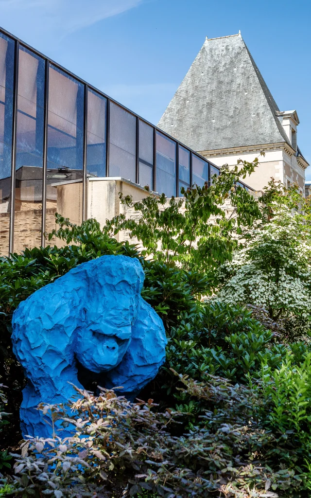 Gorille bleu d'Olivier Courty, jardin du musée des Beaux-arts à Angers