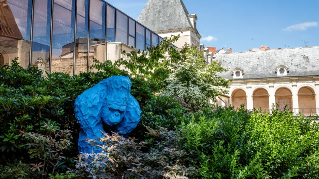 Gorille bleu d'Olivier Courty, jardin du musée des Beaux-arts à Angers