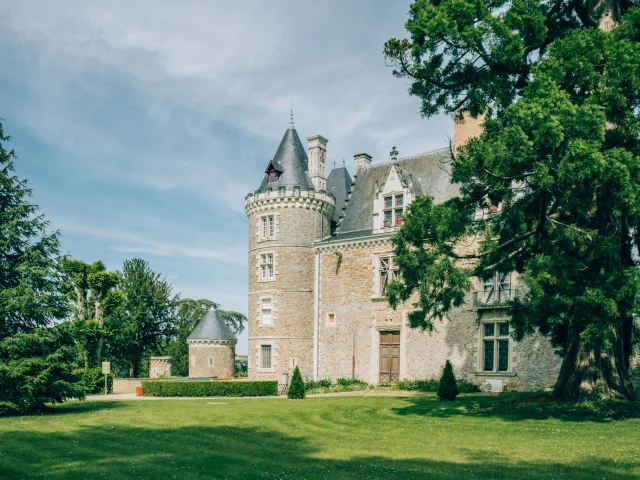 Plan large d'un château et des jardins