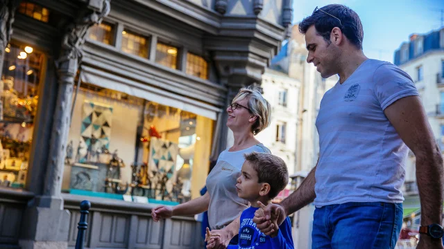 Famille devant la maison d'Adam à Angers