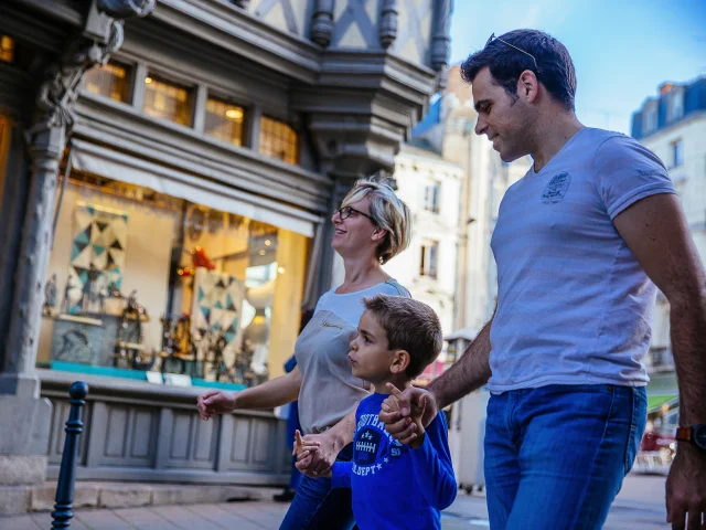 Famille devant la maison d'Adam à Angers