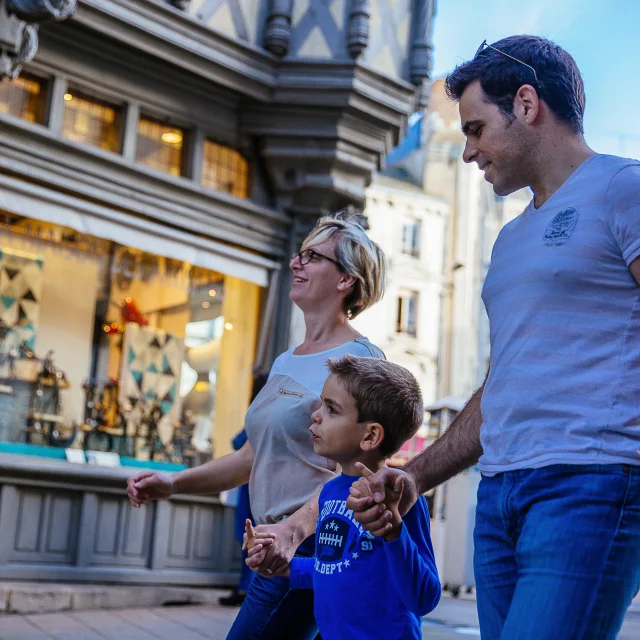 Famille devant la maison d'Adam à Angers