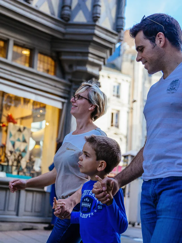 Famille devant la maison d'Adam à Angers