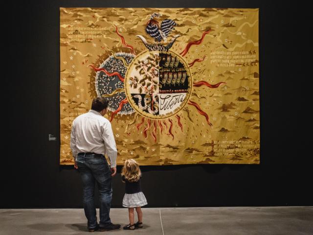 Un père et sa fille devant une tapisserie, exposition temporaire Jean Lurçat, musée des Beaux-Arts, Angers