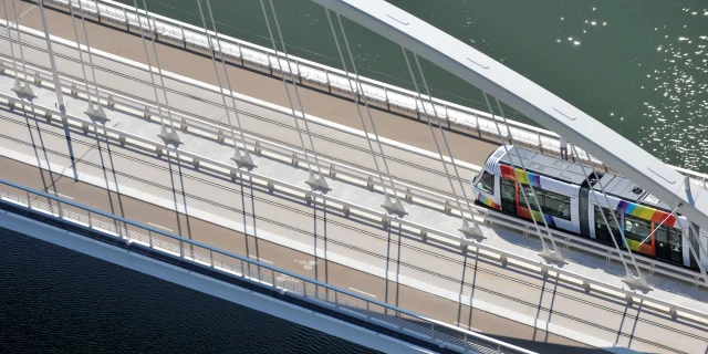 Tramway passant sur le pont Confluences