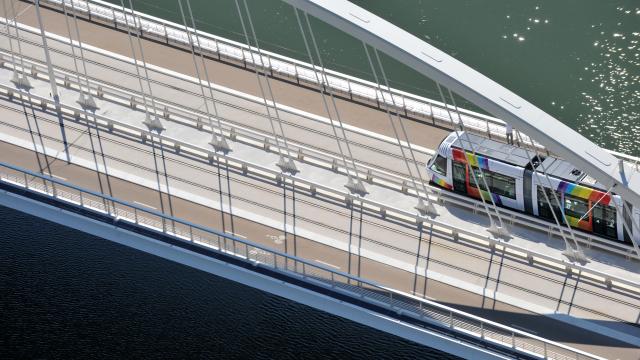 Tramway passant sur le pont Confluences