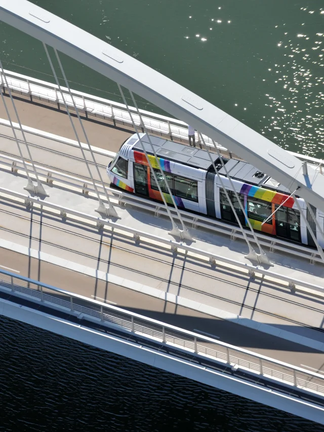 Tramway passant sur le pont Confluences