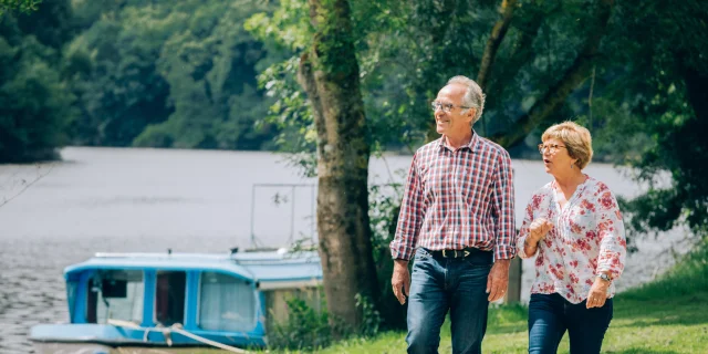 Promeneurs au bord de l'eau