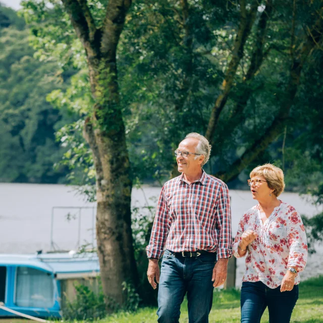 Promeneurs au bord de l'eau