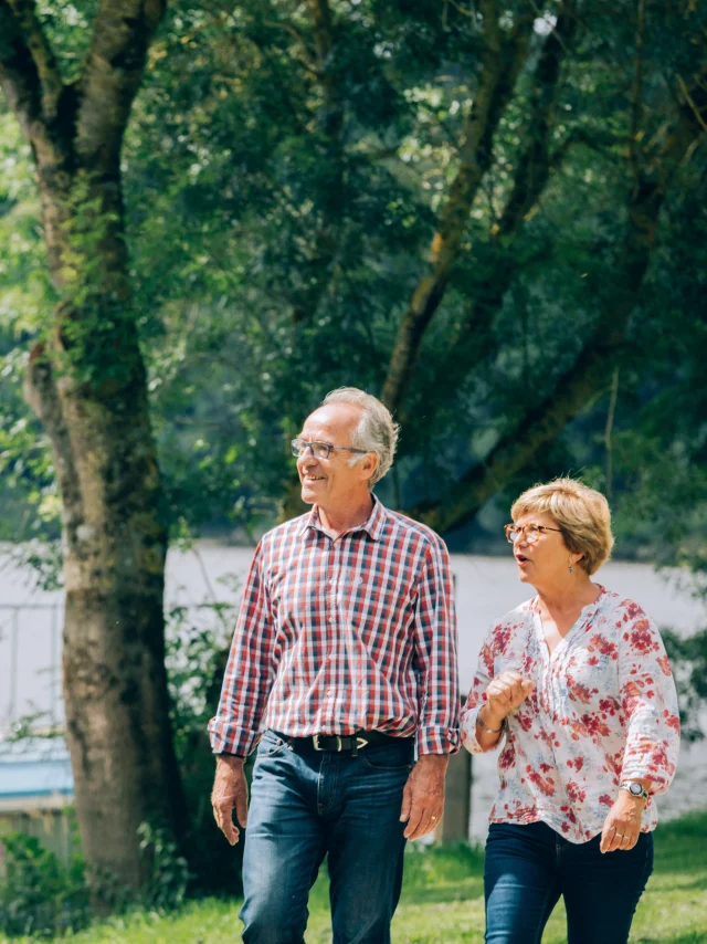 Promeneurs au bord de l'eau