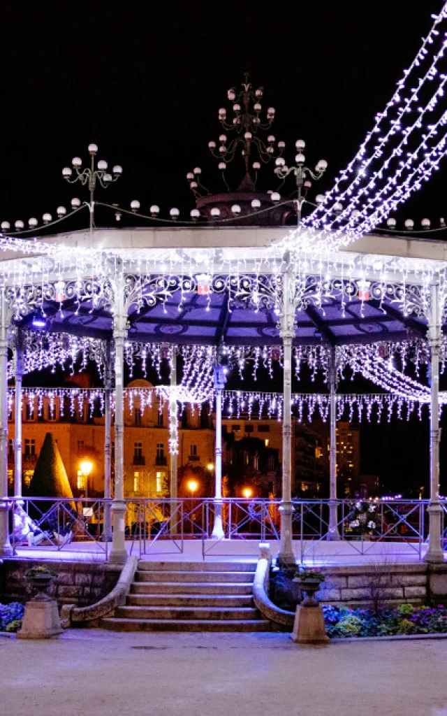 Kiosque illuminé dans les tons violets, de nuit