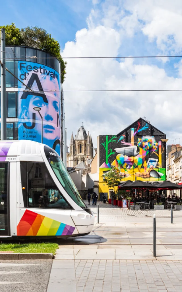 tramway-place-saint-aubin--oeuvre-apocalypsis-d-okuda-copyright-christophe-martin-destination-angers-10659-1000px.jpg