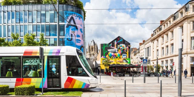 tramway-place-saint-aubin--oeuvre-apocalypsis-d-okuda-copyright-christophe-martin-destination-angers-10659-1000px.jpg