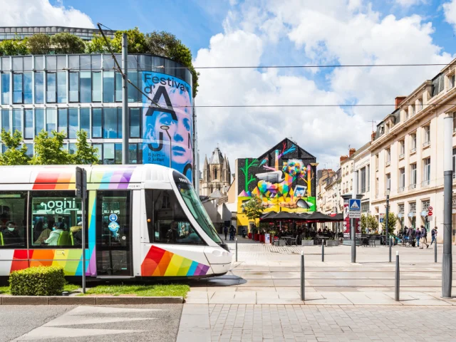 Tramway passant devant la place St Aubin et l'œuvre de street art