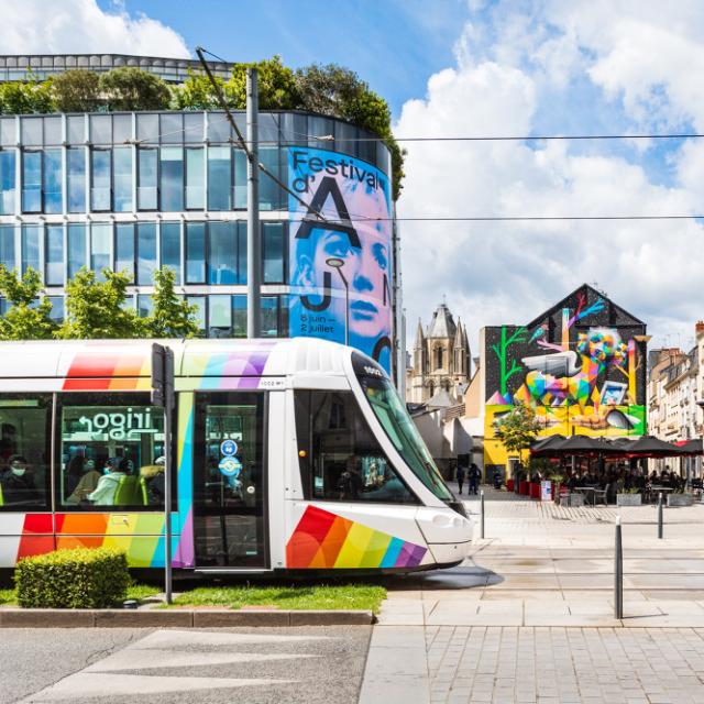 Tramway passant devant la place St Aubin et l'œuvre de street art