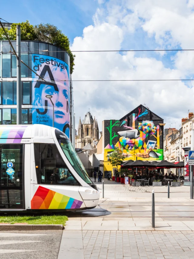 tramway-place-saint-aubin--oeuvre-apocalypsis-d-okuda-copyright-christophe-martin-destination-angers-10659-1000px.jpg