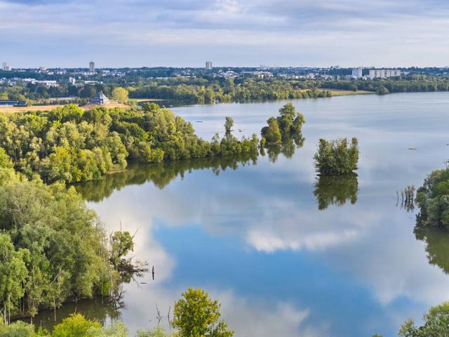 vue-aerienne-lac-de-maine-angers-ete.jpg