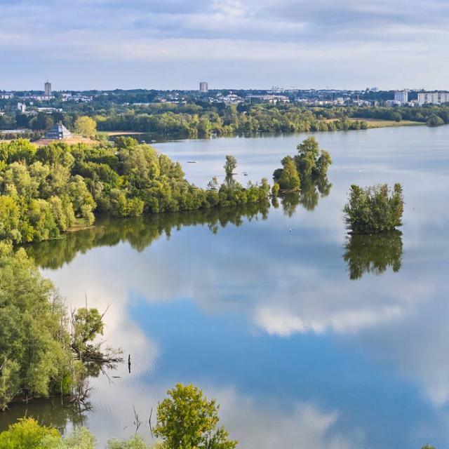 vue-aerienne-lac-de-maine-angers-ete.jpg