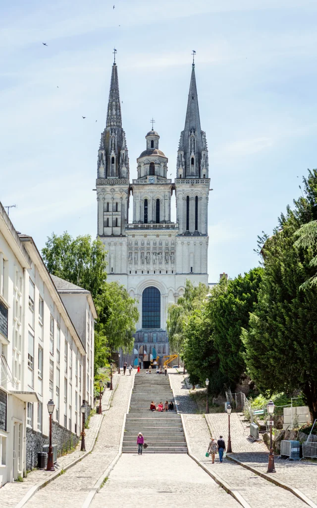 Vue sur la cathédrale et la perspective de la montée Saint-Maurice