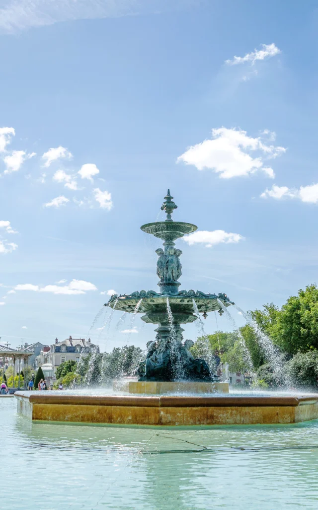 Journée ensoleillée, plan rapproché sur la fontaine