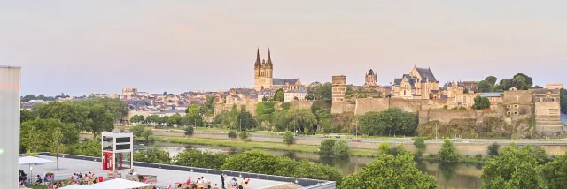 Vue aérienne sur le restaurant La Réserve avec vue sur la Maine et le Château d'Angers