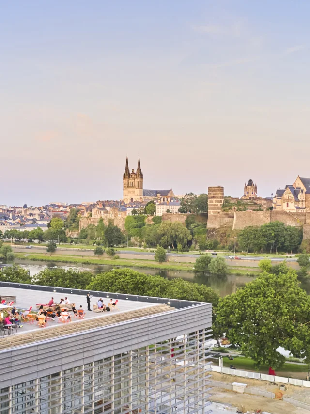 Vue aérienne sur le restaurant La Réserve avec vue sur la Maine et le Château d'Angers