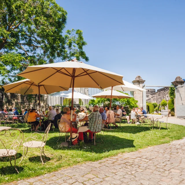 Personnes en terrasse du Monument café