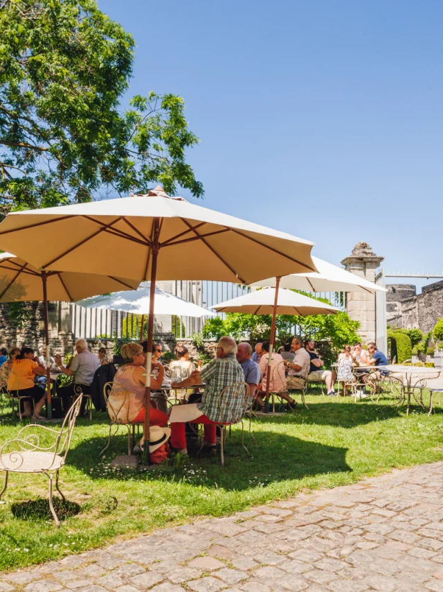 Personnes en terrasse du Monument café