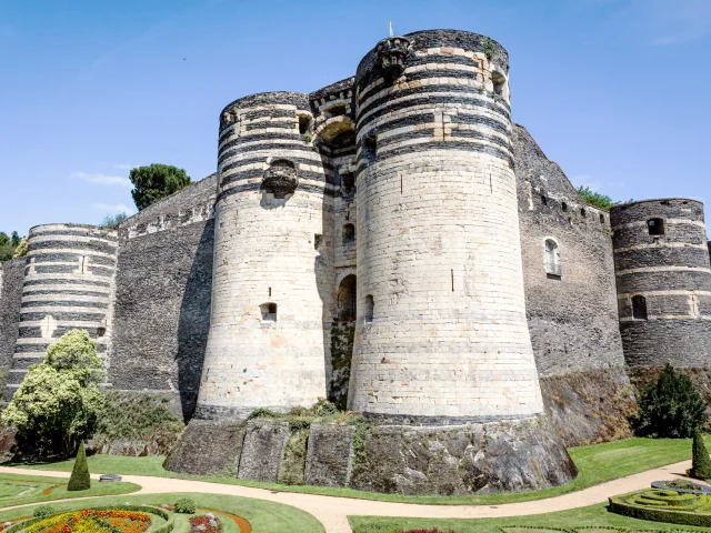 Plan large sur deux tours du château d'Angers et ses jardins en contrebas.