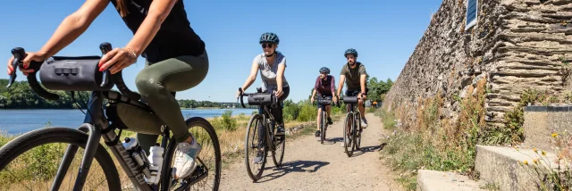 Cyclistes-gravel-biekapcking-le-long-de-la-Loire.jpg