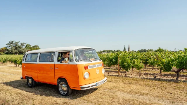 Combi orange tout près des vignes