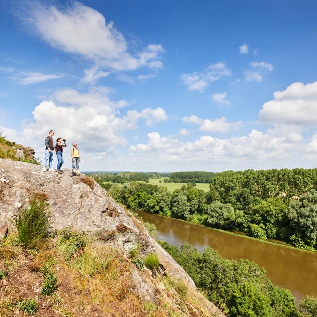 Randonneurs en haut de la Roche de Mûrs