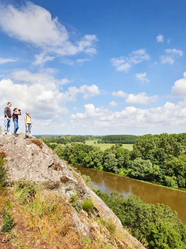 Randonneurs en haut de la Roche de Mûrs