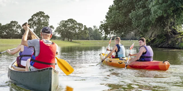 Groupe en canoê kayak sur l'eau