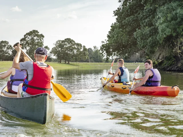 Groupe en canoê kayak sur l'eau