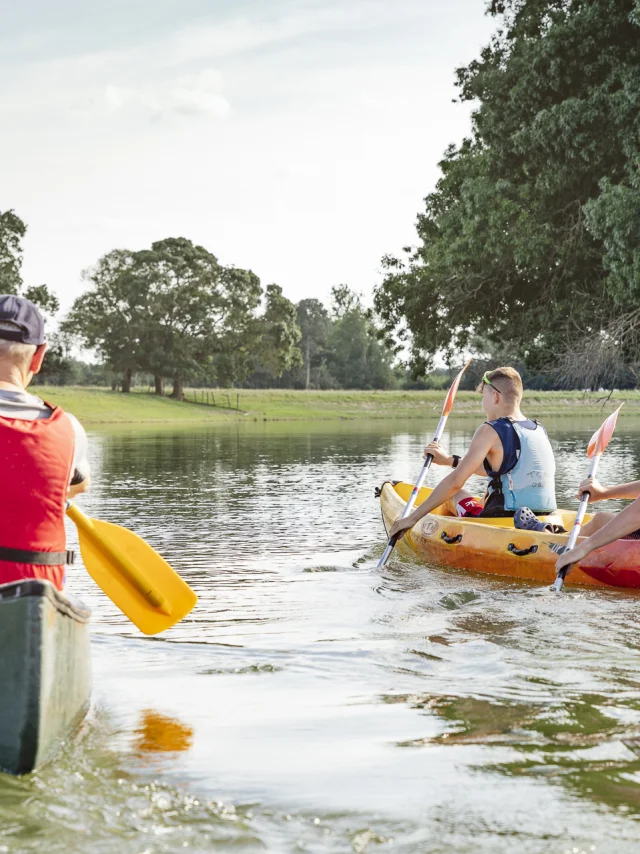 Groupe en canoê kayak sur l'eau