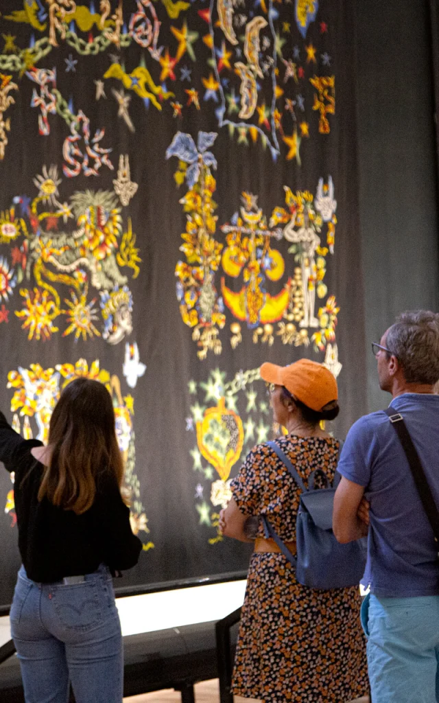 Groupe devant la Tapisserie contemporaine au musée Jean Lurçat