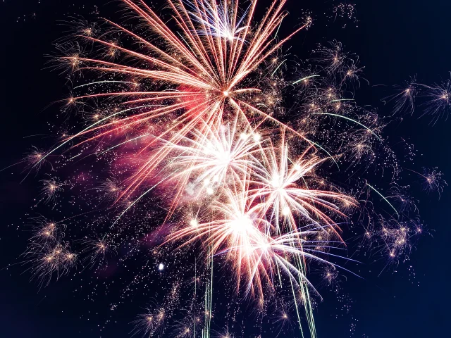 Explosion de feux d'artifice de nuit dans le ciel