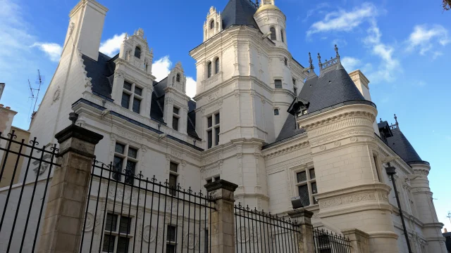 Contre plongée sur le bâtiment