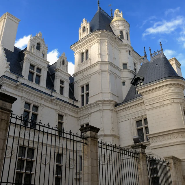 Contre plongée sur le bâtiment