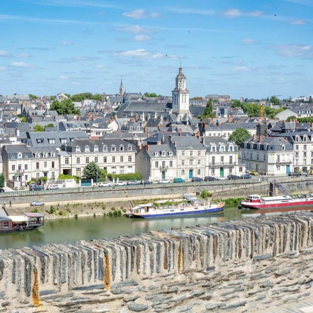 Plan large sur le quartier de la Doutre depuis la promenade du bout du monde