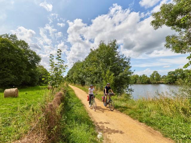 Cyclists along the Mayenne