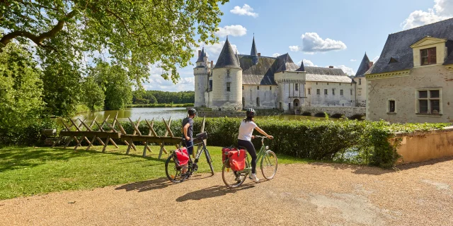 Cyclists in front of the Plessis-Bourré castle