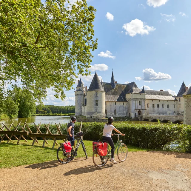 Cyclists in front of the Plessis-Bourré castle